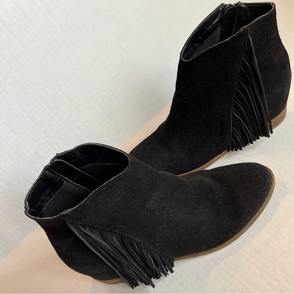 Mudd hidden wedge fringe black suede ankle boot / bootie with easy zipper - Picture 5 of 10